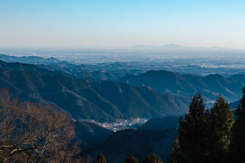 御岳山から望む筑波山の山々と青空の広大な山岳風景