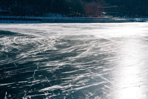 赤城山の凍った大沼の氷と雪