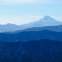 大岳山からの眺め、奥多摩の山脈が連なる景観の写真