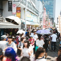 原宿竹下通りの混雑する人通り、カラフルな店舗と多くの人々の写真