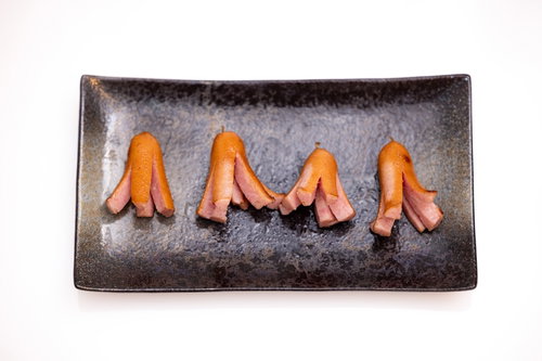 黒い皿に並んだおつまみ用のタコさんウインナー