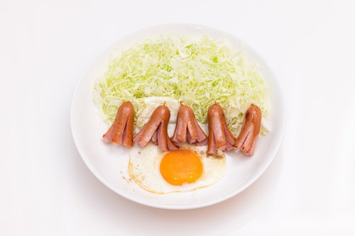 白い皿に盛られた目玉焼きとウインナーのおかず