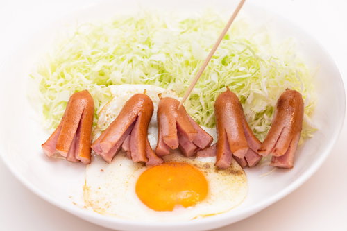 タコさんウインナーを串ツンする朝ごはんプレート