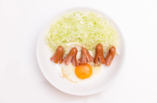 白いお皿に盛り付けたタコさんウインナーと目玉焼き