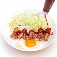 タコさんウインナーにケチャップをかけた朝食プレートの写真