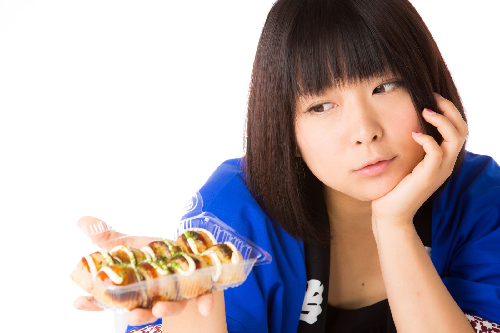 たこ焼きを持って悩むはっぴ姿の女性［モデル：にゃるる］