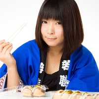 たこ焼きを食べる祭り好きな女性の笑顔の写真