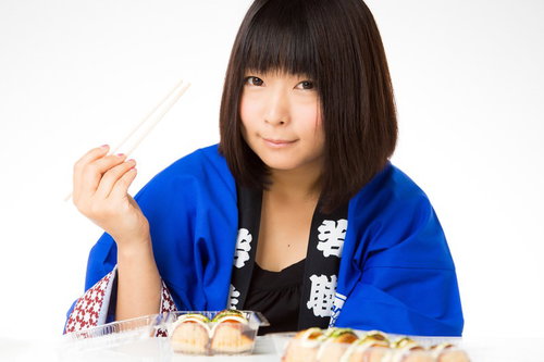 たこ焼きを食べる祭り好きな女性の笑顔