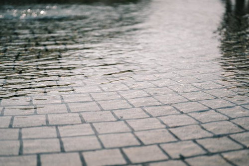 雨に濡れた石畳のローアングル