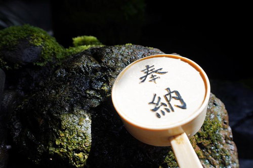 棚田に映る夕焼け空と水田の風景