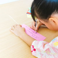 短冊に「およめさんになれますように」と書く娘の写真