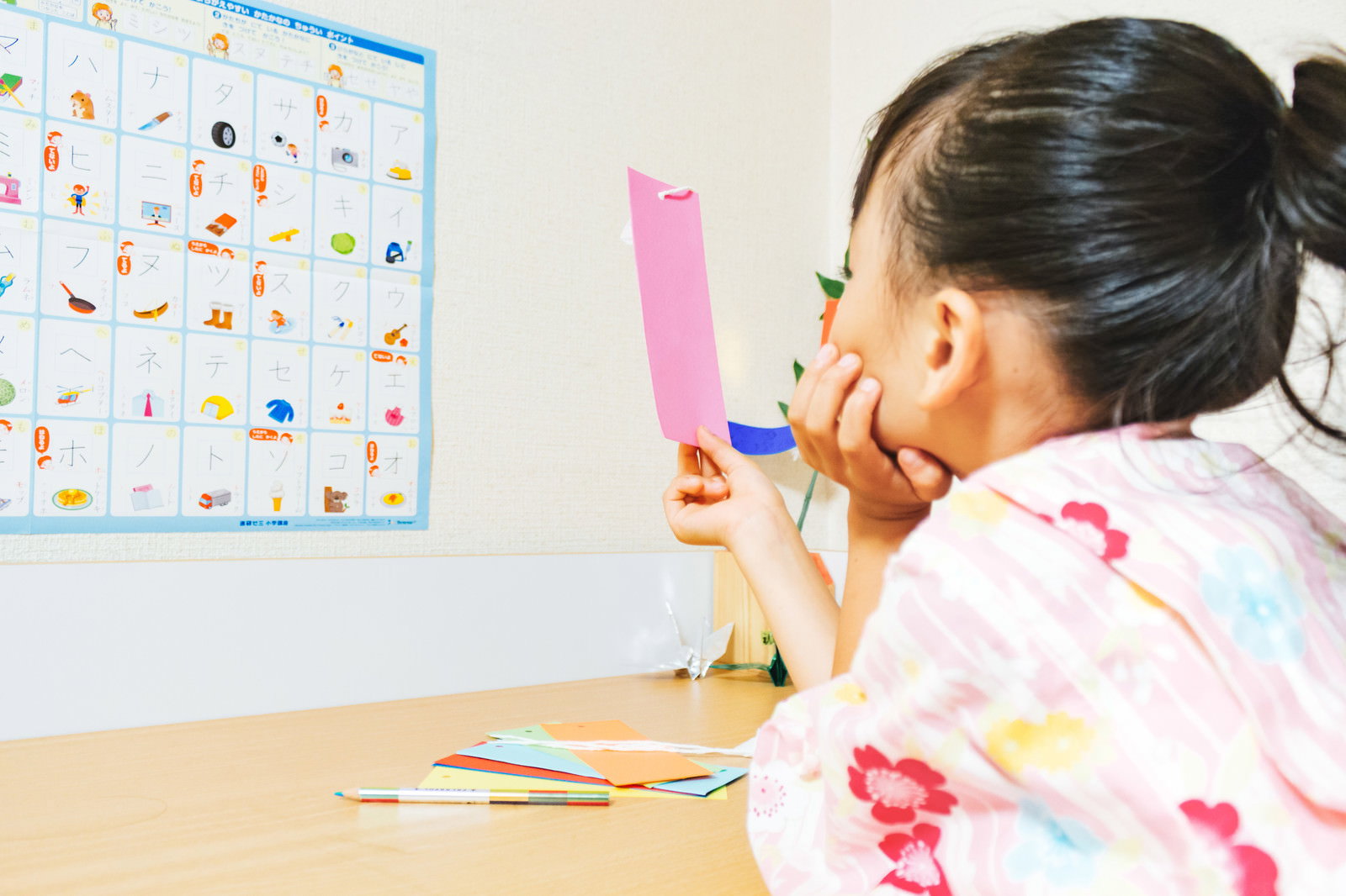 短冊を持つ浴衣姿の女の子が七夕の願い事を考えている様子［モデル：あんじゅ］