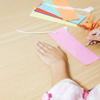 短冊に願いを書く女の子の手元 七夕の季節行事の写真