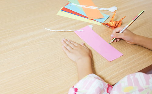 短冊に願いを書く女の子の手元 七夕の季節行事