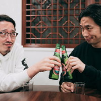 青島ビールでチンチン（乾杯）する男性たちの写真
