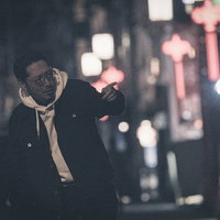 調査対象を見つけた探偵の夜間尾行調査の写真