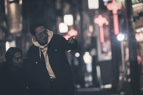 調査対象を見つけた探偵の夜間尾行調査