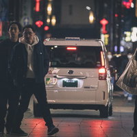 乗車拒否された観光客二人組を追跡する探偵と相棒の写真