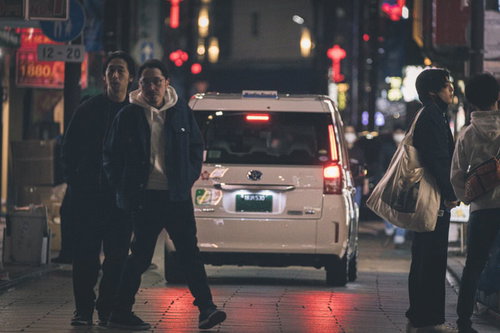 乗車拒否された観光客二人組を追跡する探偵と相棒