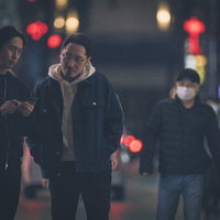 マフィアに追われる私服警官の尾行 夜間捜査の張り込み現場の写真