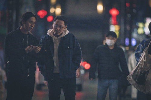 マフィアに追われる私服警官の尾行 夜間捜査の張り込み現場