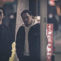 夜の中華街で調査対象を探す探偵と捜査員の張り込み現場の写真