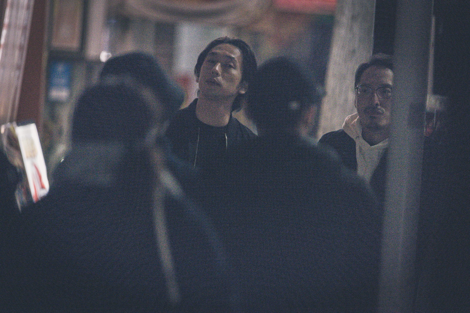 週刊誌の盗撮に気づいて驚く表情を見せる男性芸能人［モデル：ゆうせい 大川竜弥］