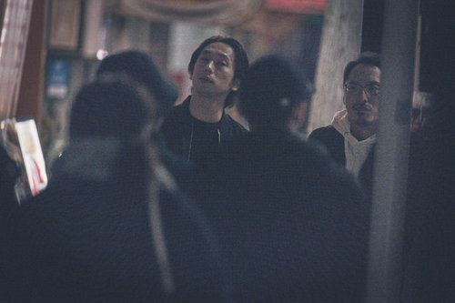 週刊誌の盗撮に気づいた男性芸能人の驚きの表情