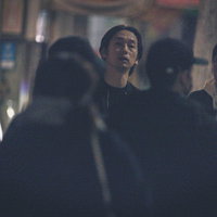 人混みで見失った尾行対象を探す探偵の調査風景の写真