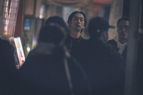 人混みで見失った尾行対象を探す探偵の調査風景