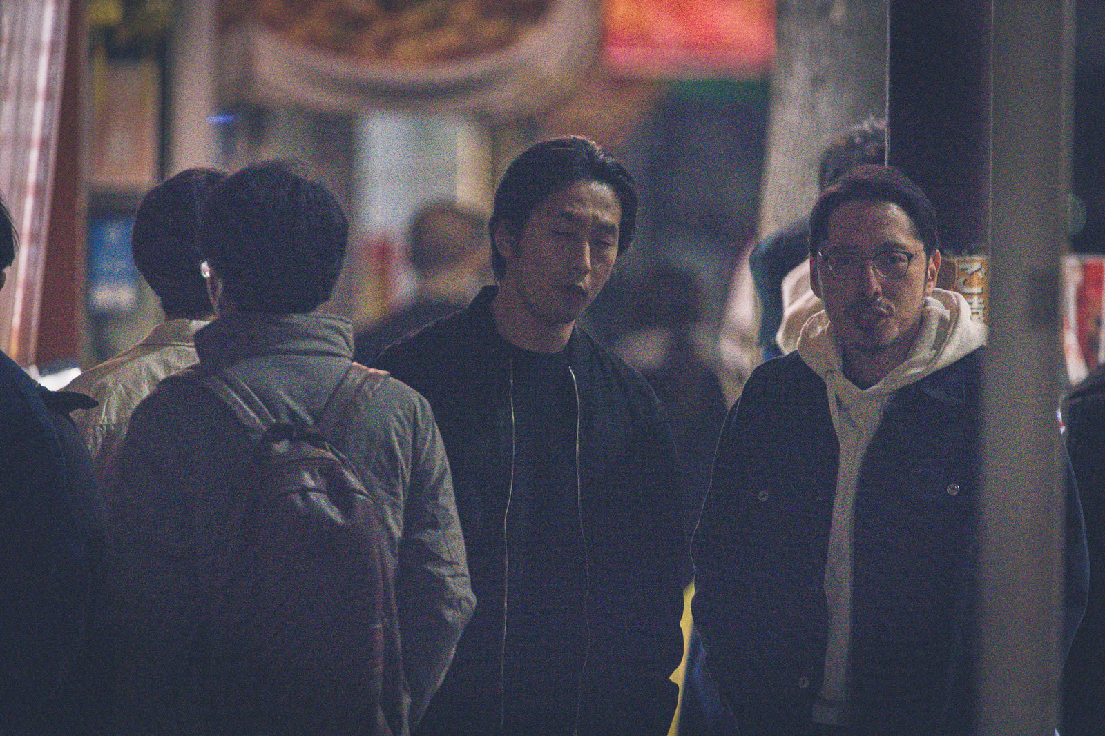 夜の街で張り込みをする複数の男性探偵たち［モデル：ゆうせい 大川竜弥］