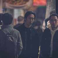 尾行対象に居場所がバレてしまった探偵と相棒の写真