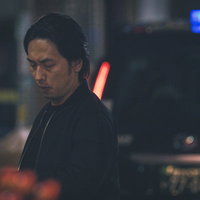 タクシーがなかなか捕まらなくて苛立つ男性の写真