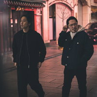 さっきのお店イマイチだったなぁ〜と繁華街を歩く男性たちの写真