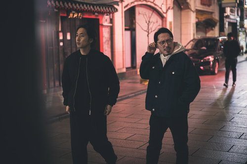 さっきのお店イマイチだったなぁ〜と繁華街を歩く男性たち