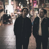 お店の閉店際に張り込む場所を下見する探偵の二人組の写真