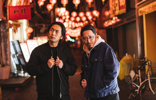 中華街の夜、張り込み中の探偵と相棒、赤提灯の繁華街で捜査