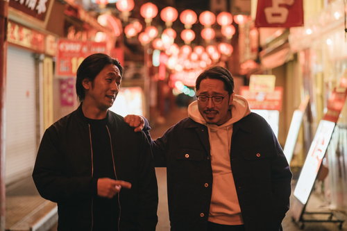 中華街の夜でほろ酔いの探偵と相棒が捜査する二人