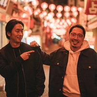 困難な依頼を解決して帰宅する探偵と調査員の写真