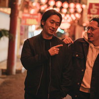 捜査中のパートナー、張り込みで信頼しあう仲間の写真