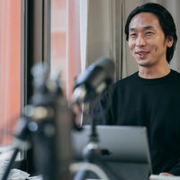 軽快なトークを繰り広げるポッドキャストMCの写真