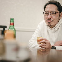 1時間待っても飲み会の参加者が来ない眼鏡の男性の写真