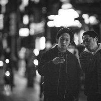 二軒目のお店を探す繁華街の男性二人組の相棒コンビの写真