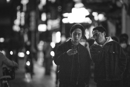 二軒目のお店を探す繁華街の男性二人組の相棒コンビ