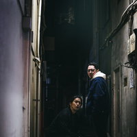 夜の路地裏に潜む探偵コンビの写真