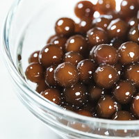 茹でたブラックタピオカをガラス皿に盛ったの写真