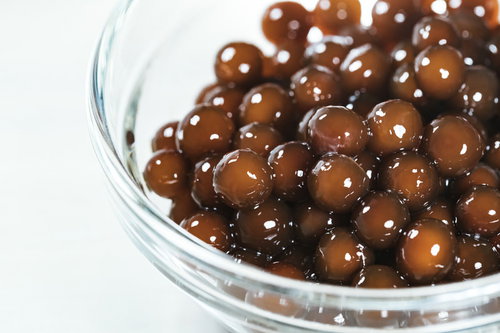 茹でたブラックタピオカをガラス皿に盛った