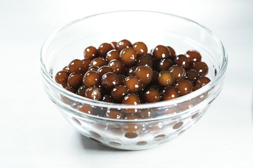 水に漬けた後のタピオカパール、ガラスボウルに浸した状態