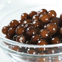 つぶつぶ注意、透明なガラス皿に盛られたブラックタピオカの写真