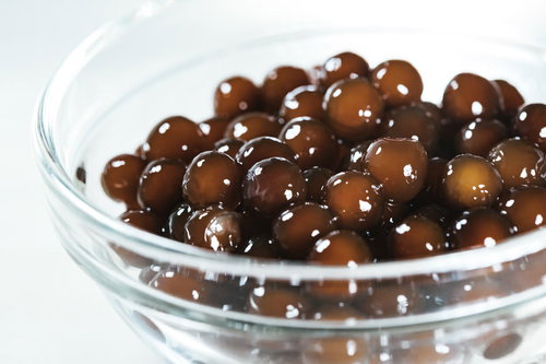 つぶつぶ注意、透明なガラス皿に盛られたブラックタピオカ